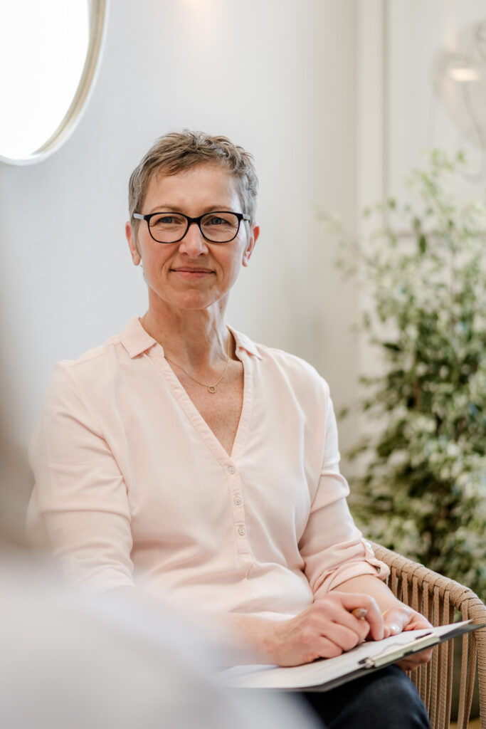 Physiotherapeutin für Beckenbodentherapie Kathrin Lange bei einem Anamnesegespräch
